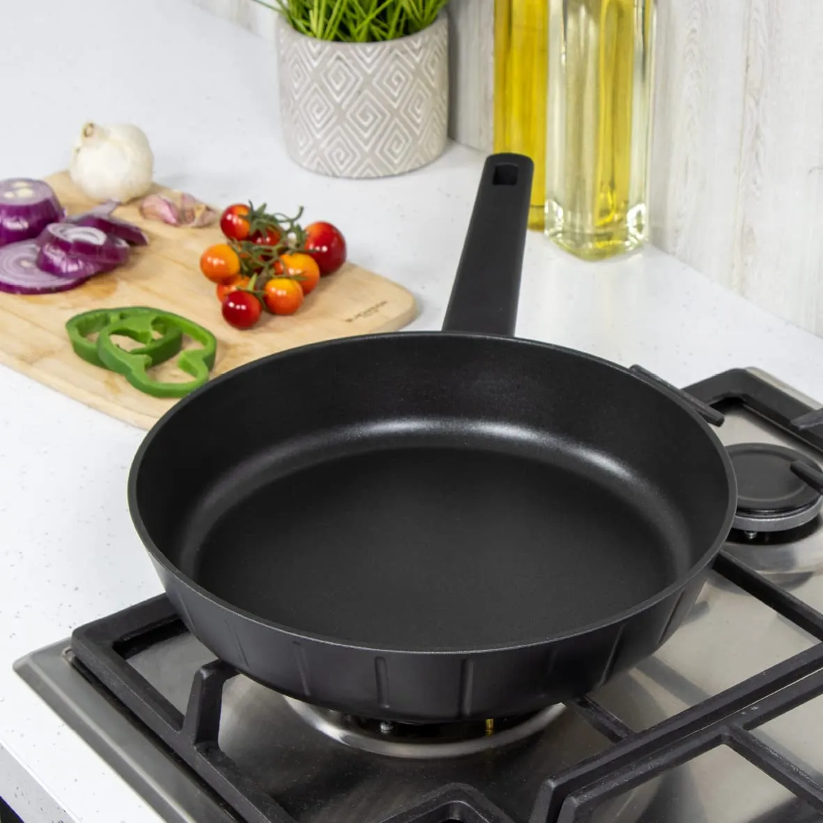 Blackmoor Neuvo Frying Pans/Black Non-Stick 5 Layer Cookware/All Hob Types Including Induction, Gas and Electric / 100% Recycled Body & Soft Grip Handle (28cm)