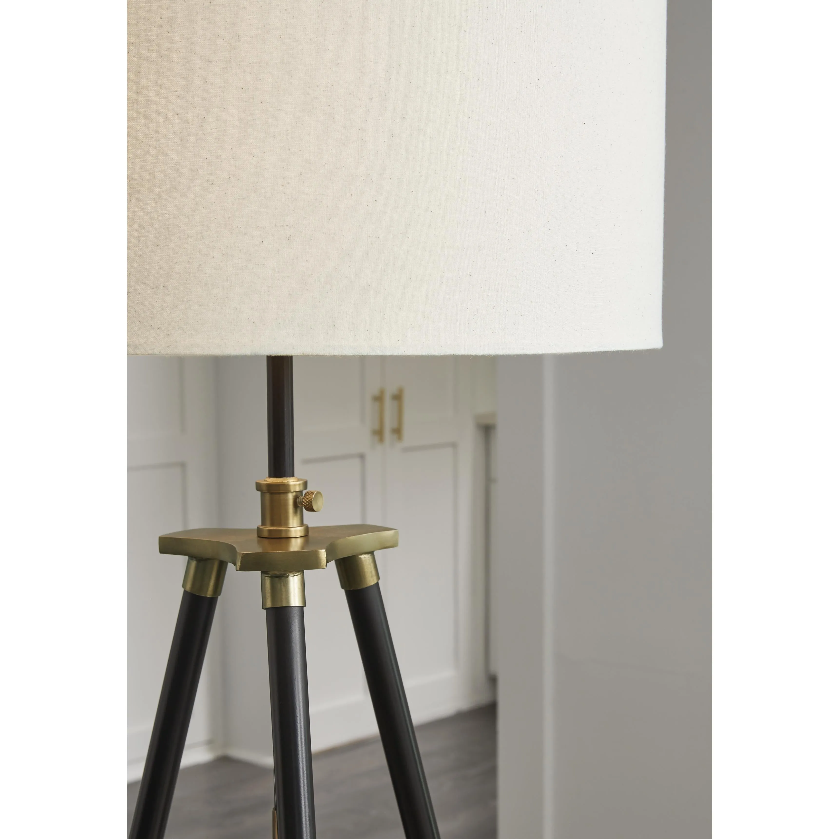 Signature Design by Ashley Cashner Floorstanding Lamp L206101