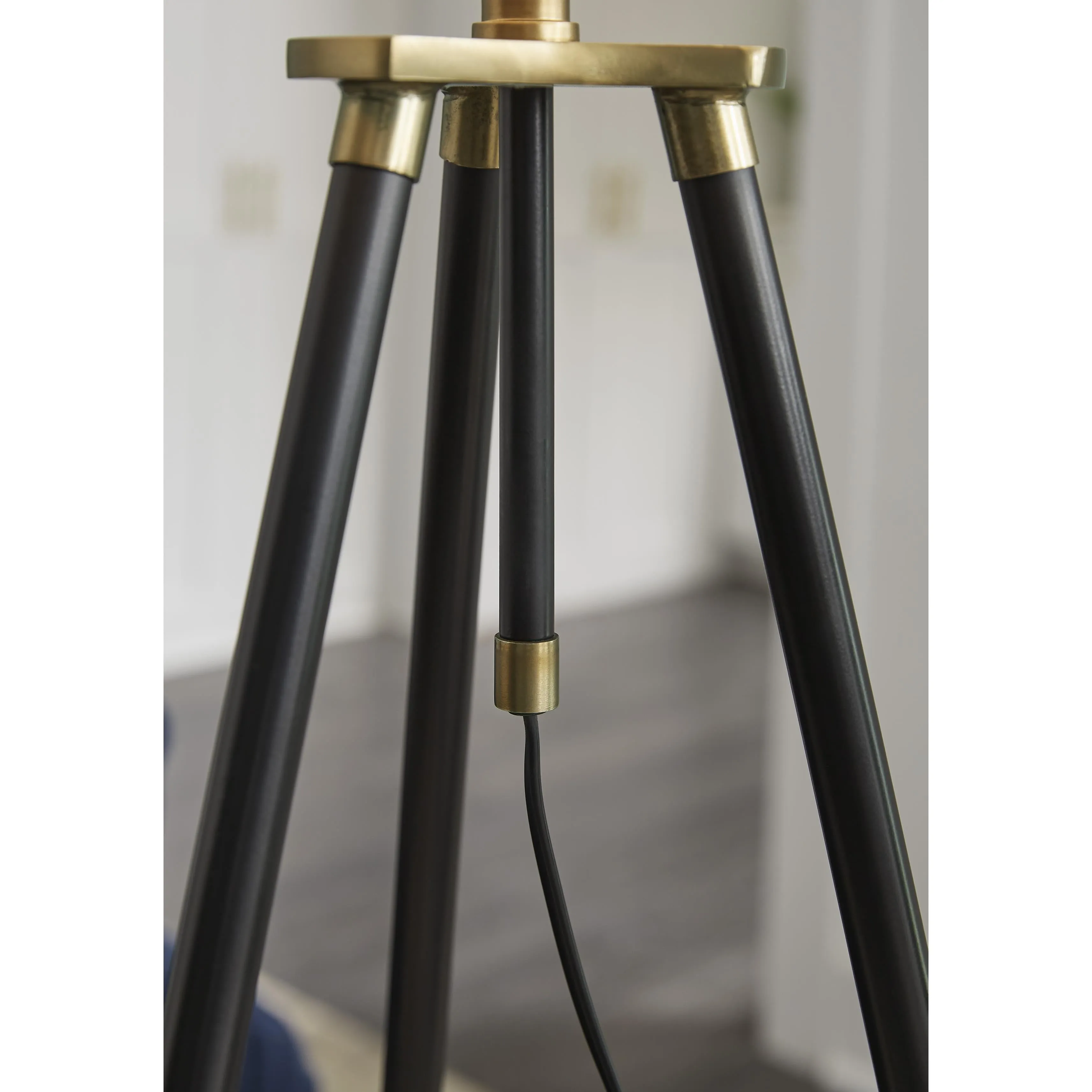 Signature Design by Ashley Cashner Floorstanding Lamp L206101