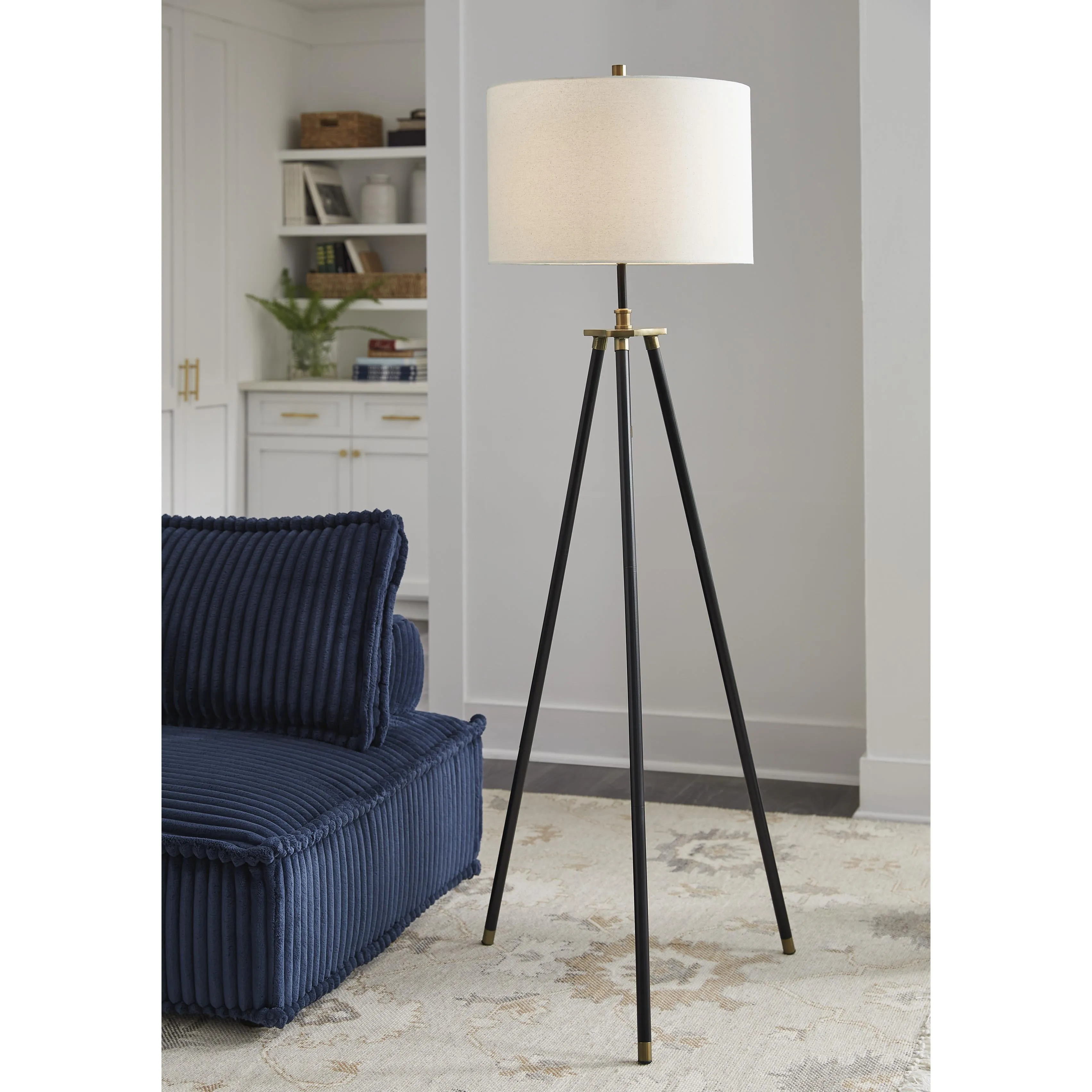 Signature Design by Ashley Cashner Floorstanding Lamp L206101